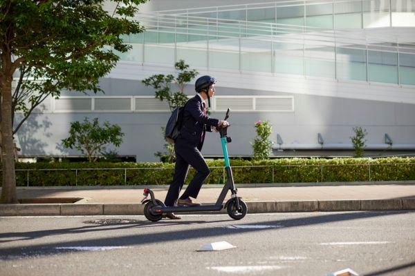 E-Trottinett-Fahrer im Schweizer Strassenverkehr