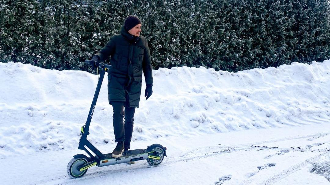 E-Trottinett im Winter auf verschneiter Strasse
