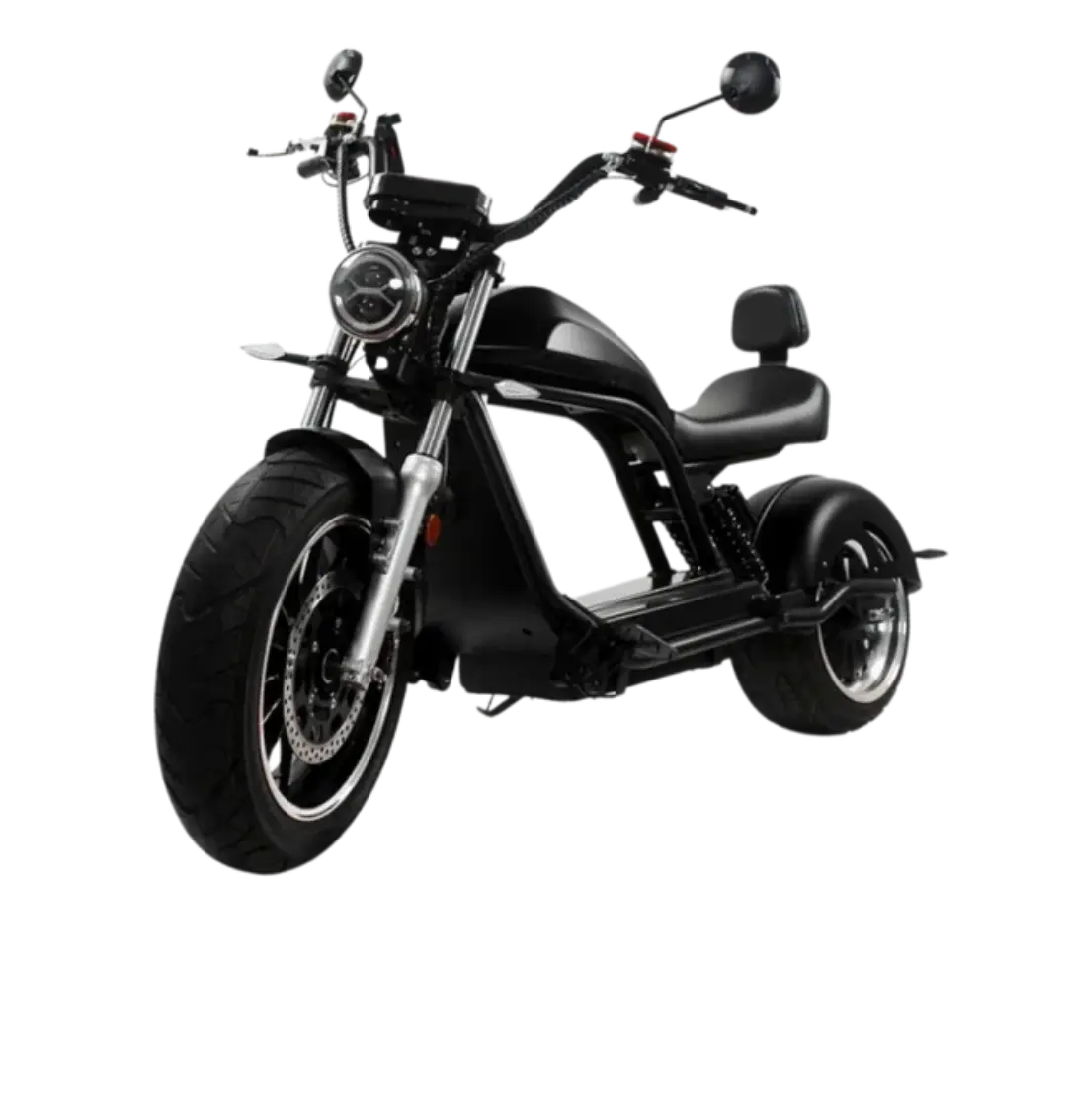 Schwarzer Elektro-Chopper im Harley-Stil mit breiten Reifen und Sozius-Rückenlehne